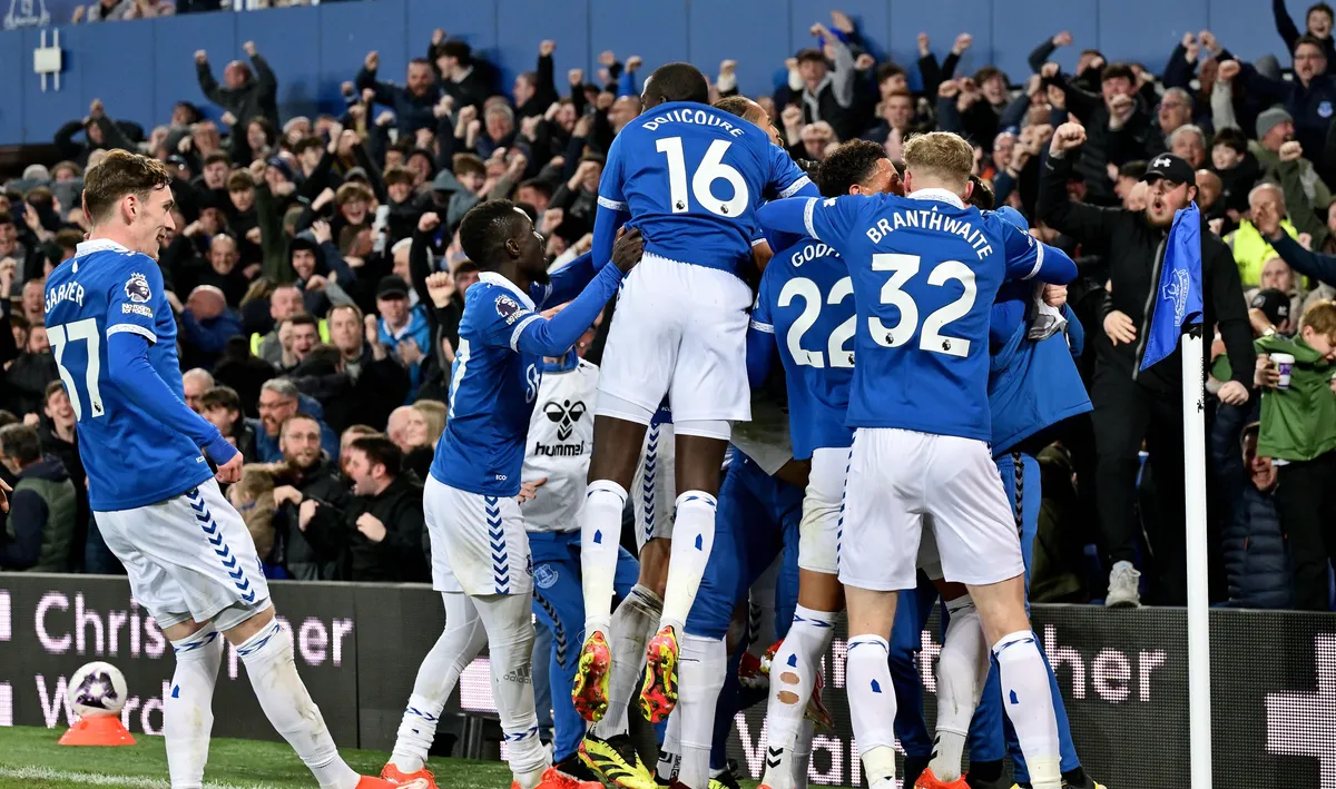 Everton 2-0 Liverpool: Toffees collect huge Merseyside derby win