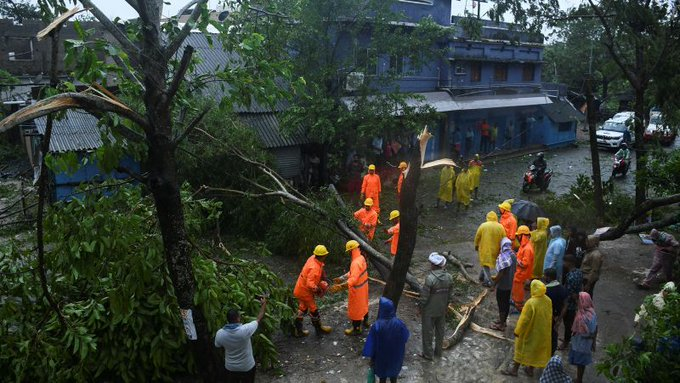 Cyclone Dana lashes eastern India as hundreds of thousands evacuate