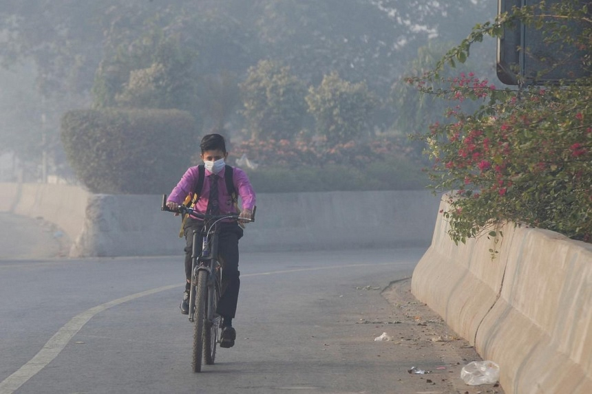 Pakistan shuts primary schools in Lahore over record pollution levels